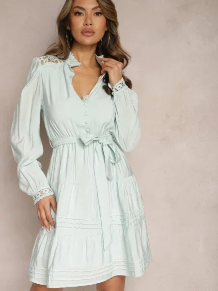 Rochie bleu deschis evazată cu inserții din dantelă și legare în talie Padria albastru