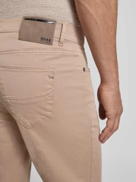Spodnie o kroju regular fit z naszywką z logo Model Cadiz' Brax beżowe