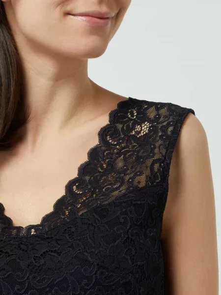 Koszula nocna z koronką szydełkową model ‘Moments’ Hanro czarna
