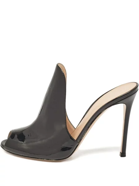 Papuci tip mules Gianvito Rossi din piele de lac negru