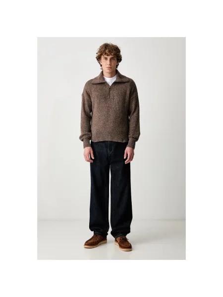 Lniany sweter z golfem Barbour brązowy