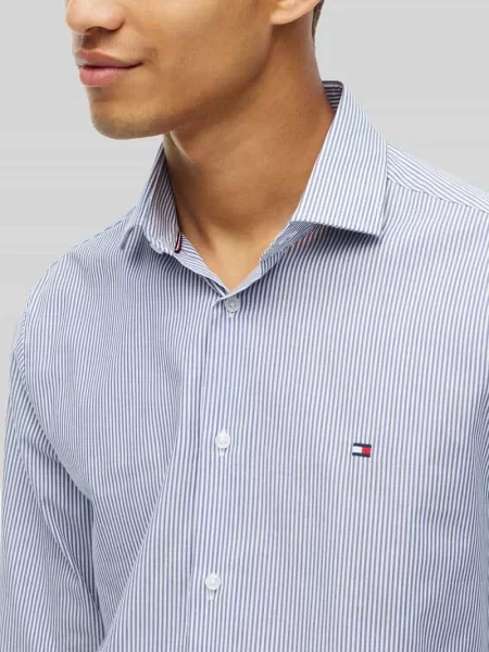 Koszula biznesowa o kroju slim fit z wyhaftowanym logo Tommy Hilfiger niebieska