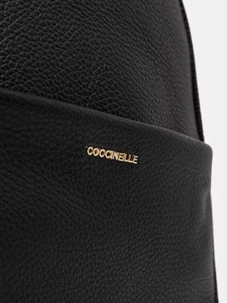 Кожаный однотонный маленький рюкзак Coccinelle черный
