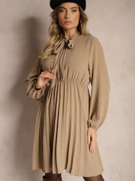 Ciemnobeżowa Plisowana Sukienka o Eleganckim Kroju z Wiązaniem przy Dekolcie i Gumką w Pasie Belorinda beżowa