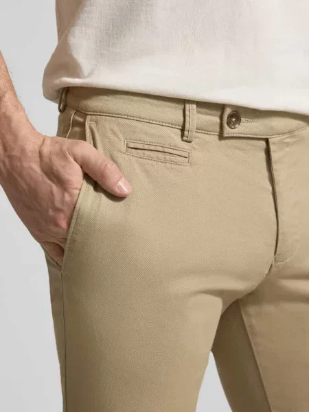 Chinosy o kroju regular fit z z tyłu Bugatti beżowe