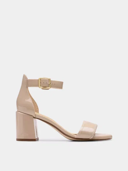 Шкіряні Босоніжки Clarks Ezoria Mae бежевий