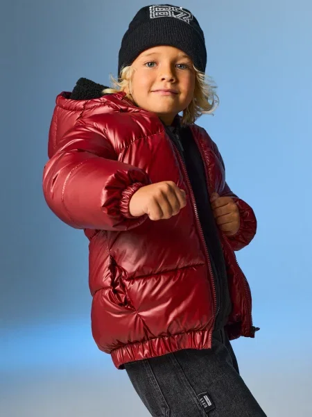 Sinsay Voděodolná puffer bunda s kapucí a reflexním potiskem burgundy