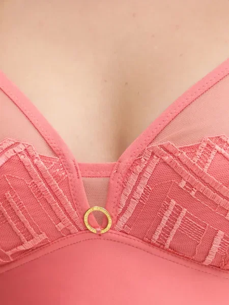 Sutien Chantelle cu broderie plasă roz