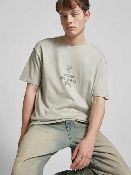 Oversize’owy T-shirt z nadrukiem z przesłaniem Mister Tee