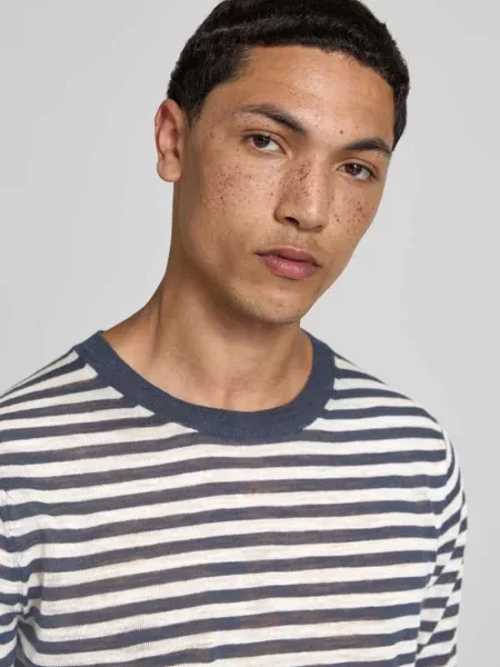 T-shirt o kroju regular fit z mieszanki lnu Closed granatowa