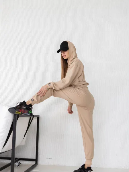 Женский спортивный костюм с капюшоном бежевий