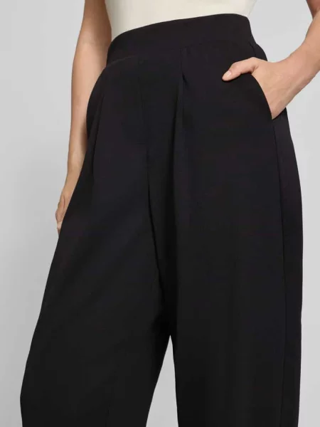 Spodnie garniturowe o kroju relaxed fit z zakładkami w pasie model SC-SIHAM Soyaconcept czarne