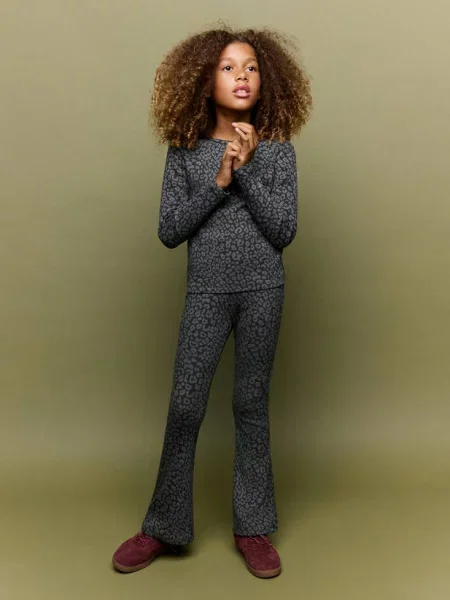 Legginsy flare ze zwierzęcym wzorem antracytowy Dzieci 11 MANGO KIDS