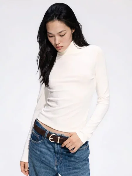 Reserved Top cu guler rulat crem