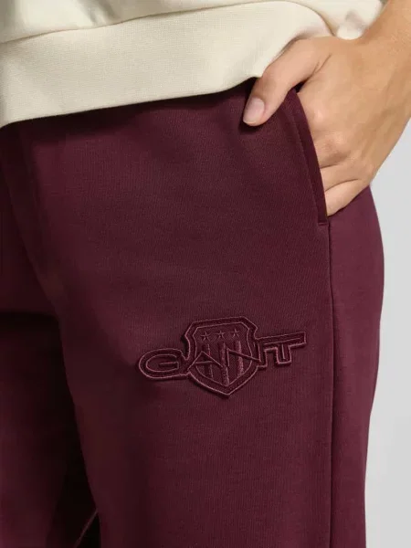 Spodnie dresowe o kroju slim fit z naszywką z logo model ‘Tonal’ Gant bordowy
