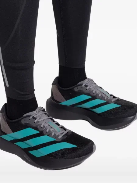 Pantaloni scurți Adidas zdrențuiți cu dungi din satin maro