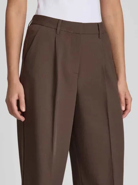 Spodnie o kroju wide fit z dodatkiem model Aya Ellis' Jjxx