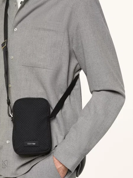 Calvin Klein Saszetka Embossed Woven Slim Reporter czarny
