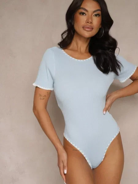 Jasnoniebieskie Body z Wiskozą z Dekoltem na Plecach i Ozdobną Lamówką Redorina niebieski