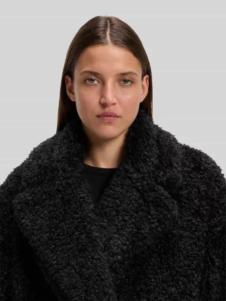 Kroj oversized fit płaszcz z futerka / płaszcz ze sztucznego futra z kołnierzem z połami model Hugo czarne