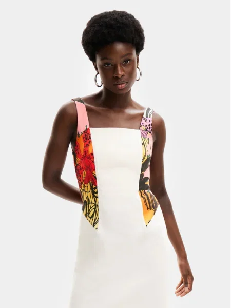 Рокля Desigual MARBELLA LACROIX къса с кройка по тялото бежово