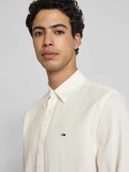 Koszula casualowa o kroju regular fit z mieszanki lnu i bawełny Tommy Jeans beżowa