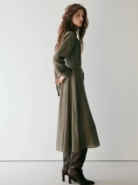 Sukienka koszulowa w prążki khaki Kobieta XS MANGO