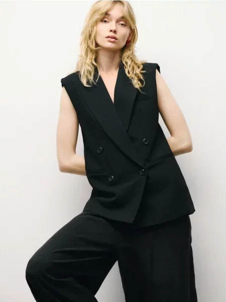 Reserved Dlhá dvojradová vesta čierna