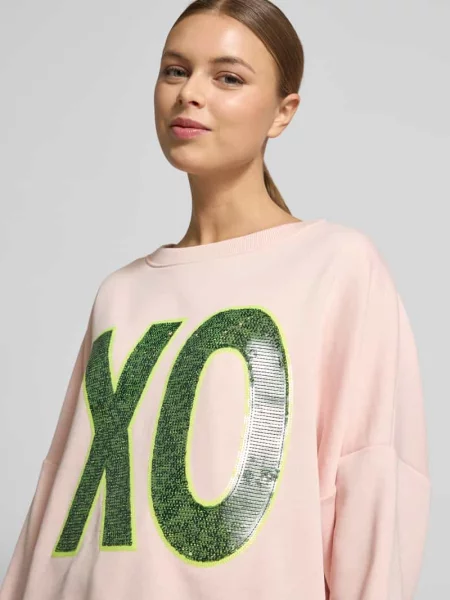 Oversize bluza z naszywanymi cekinami model „XO” Miss Goodlife różowa