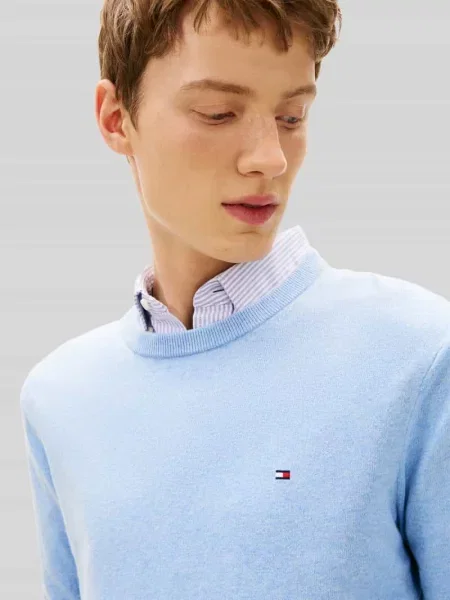 Sweter o kroju regular fit z mieszanki bawełny i kaszmiru Tommy Hilfiger niebieski