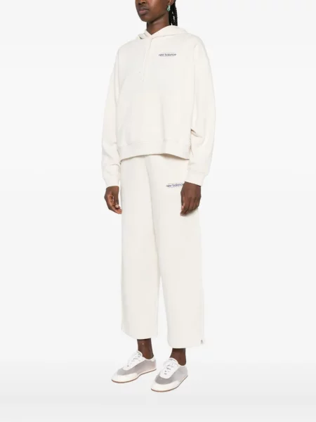 Semišový sportovní top New Balance s výšivkou s kapucí černý