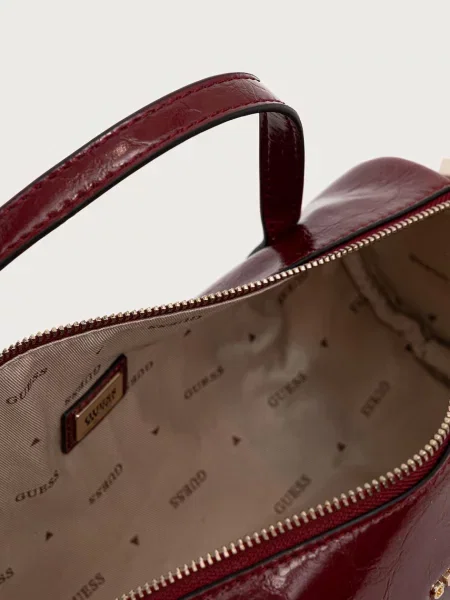 Кожаная сумка-багет Guess