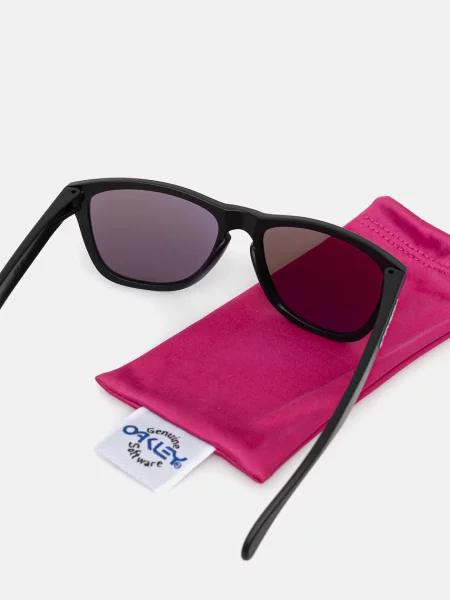 Солнцезащитные очки Oakley черные