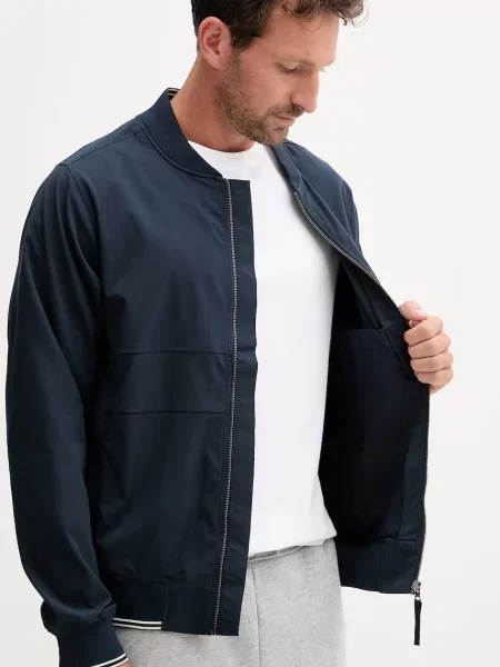 Бомбер Helly Hansen