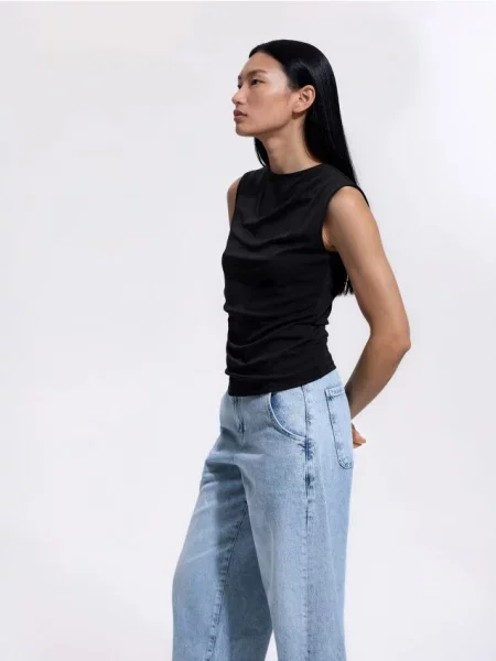 Reserved Top cu detalii creponate negru