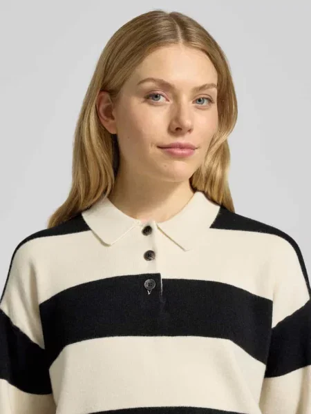 Sweter z dzianiny o kroju regular fit z mieszanki model ‘SABA’ Vero Moda czarny