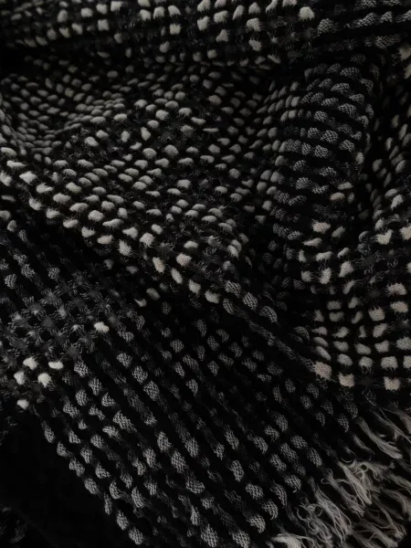 Fular Issey Miyake în carouri negru