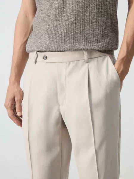 Spodnie regular fit z zaszewkami kość słoniowa Mężczyzna 44 MANGO MAN