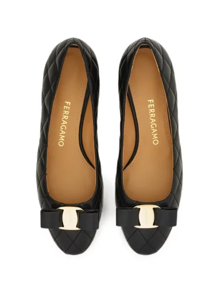 Matlasat pantofi cu toc Ferragamo cu funde negru