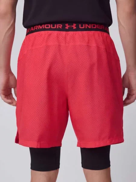 Szorty sportowe o kroju relaxed fit w efekcie dwóch warstw Under Armour czerwone