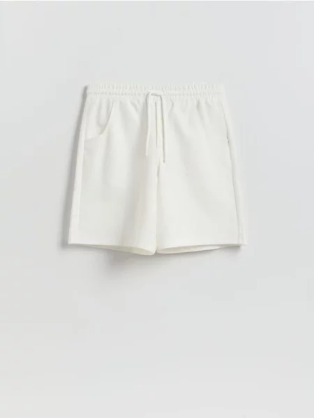 Reserved Pantaloni scurți regular crem