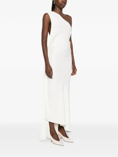 Rochie Victoria Beckham cu un umăr gol de costum alb