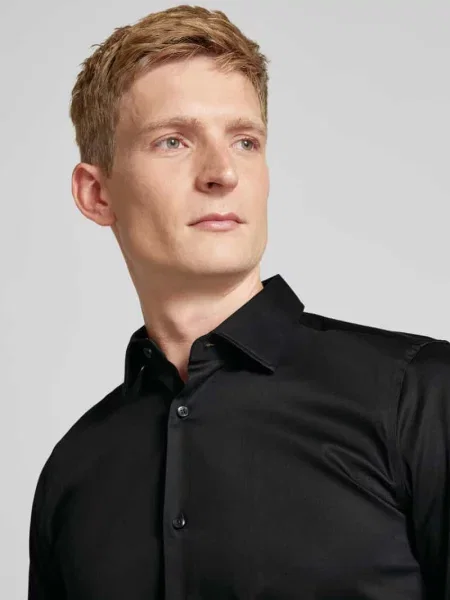 Koszula biznesowa JOOP! Collection;Mieszanka bawełny z dodatkiem streczu;Krój slim fit;Model ‘Pit’;Kołnierzyk typu kent;Listwa guzikowa na całej długości;Sportowe mankiety;Długość tyłu czarna