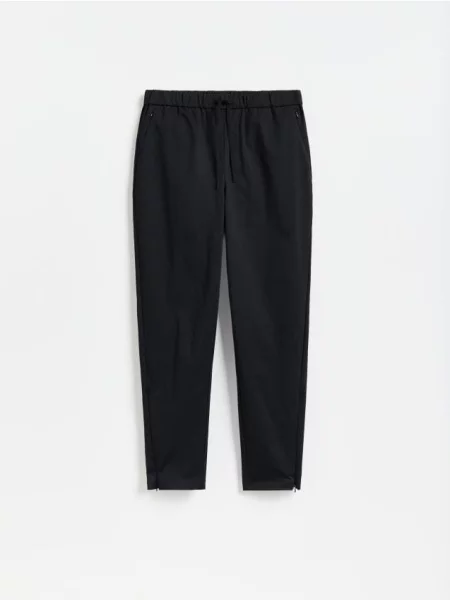 Reserved Pantaloni carrot slim negru