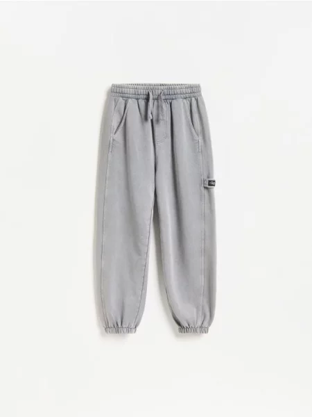 Reserved Joggery baggy z efektem sprania ciemnoszary