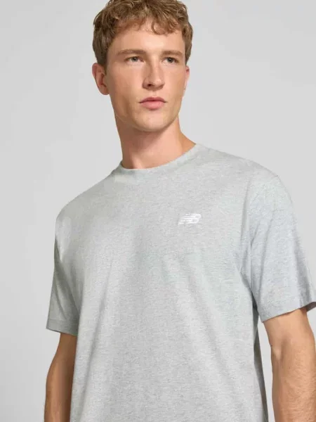 T-shirt z wyhaftowanym logo model ESSENTIALS' New Balance