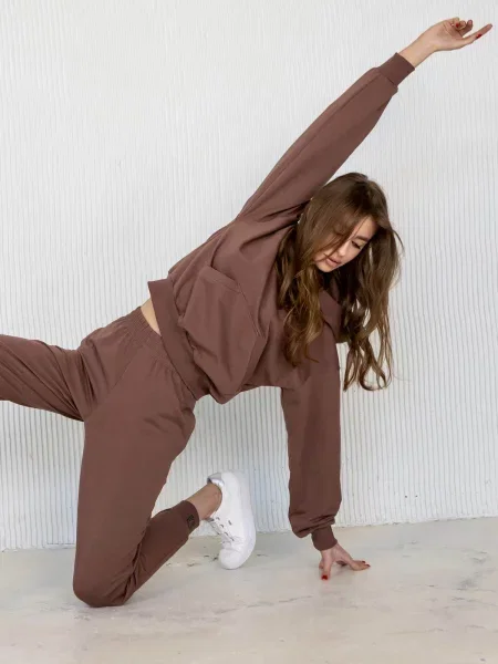 Женский спортивный костюм с капюшоном коричневий