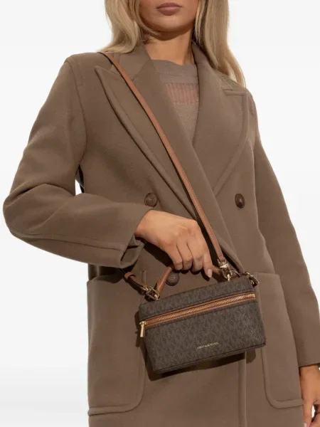 Τσάντα χιαστί Michael Michael Kors με αυτόγραφο καφέ