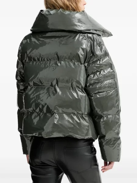 Яке Rains зелено