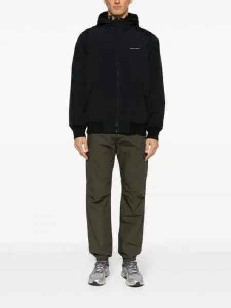 Striukė Carhartt Wip su gobtuvu juoda